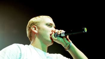 FOTO: Slavný rapper Eminem se na nových fotkách změnil k nepoznání. Proč měl paruku?