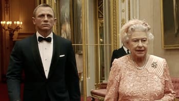 Představitel Jamese Bonda prozradil, jaký vtípek na něj jednou udělala královna. Co agentovi 007 řekla?