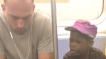 VIDEO: Chlapec v metru sledoval cizího muže, jak paří hru na mobilu. To, co následovalo, vás totálně odzbrojí