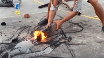 VIDEO: Pouliční umělec vytváří dechberoucí kresby z hořících uhlíků! Jak ho to napadlo?