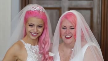VIDEO: 24letá youtuberka se konečně provdala za svou 61letou přítelkyni. Je tahle svatba dojemná, nebo nechutná?