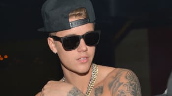 VIDEO - Policie prohledává bosého zatčeného Biebera.
