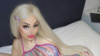 GALERIE: Tahle Barbie si stěžuje na to, že nemá práci! Prý je to proto, že je moc sexy