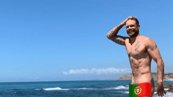 FOTO: Lidé šílí ze sprostého detailu na fotce nahého muže z pláže. Poznáte, co je tak naštvalo?