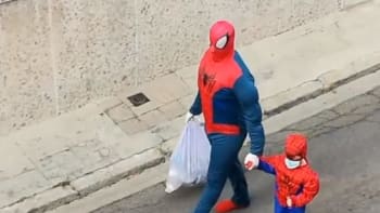 VIDEO: Týpek s dcerou chodí vyhazovat smetí pokaždé v jiném kostýmu. Podívejte se na jejich vtipné cesty