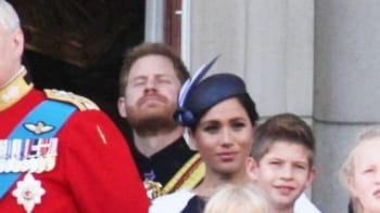 VIDEO: Trapas vévodkyně Meghan! Takhle drsně se do ní pustil princ Harry během narozenin královny. Co jí řekl?
