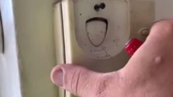NECHUTNÉ VIDEO: Horor v domácnosti! Týpek objevil v telefonu hnízdo švábů. Z tohohle se vám udělá špatně