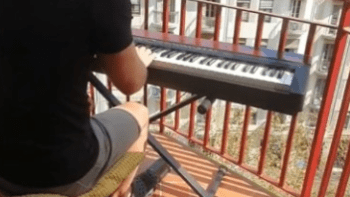 VIDEO: Muž v karanténě z balkonu zahrál na klavír slavnou píseň z Titaniku. Větší doják v dnešní době nezažijete
