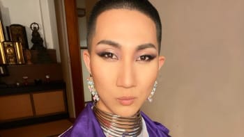 GALERIE: Buddhistický mnich miluje módu a make-up. Svým příběhem boří stereotypy