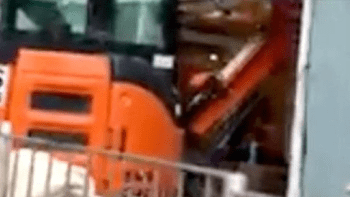 VIDEO: Rozzuřený dělník nasedl do bagru a totálně zdemoloval nový hotel. Neuvěříte, proč to ten šílenec udělal