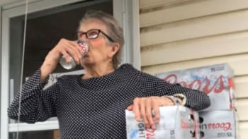 VIDEO: 93letá žena vyvěsila doma ceduli, že potřebuje víc piva. Tohle byla odpověď z pivovaru!