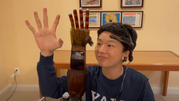 Puberťák doma vynalezl robotickou ruku, kterou lze ovládat myslí. Jak přesně funguje?