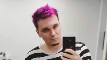 VIDEO: Youtuber Ati si obarvil vlasy na růžovo! Překvapí vás, proč tuhle šílenost udělal