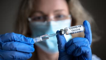 Sestra dala pacientovi omylem pětinásobnou dávku vakcíny proti koronaviru! Jak mu teď je?
