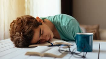 ODHALENO: Teenageři špatně spí a milují rizikový sex, tvrdí experti. Jak tyto dvě věci souvisí?