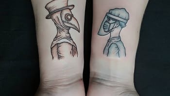 GALERIE: 25 úžasných tetování, kterými si chtějí lidé připomínat pandemii. Udělali byste si podobnou kérku?