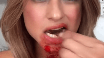 VIDEO 18+: Zarytá veganka jí na TikToku syrové vnitřnosti. Tvrdí, že maso jí zachránilo život