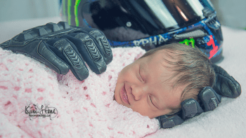 DOJÁK: Otec zemřel ještě před narozením dítěte. Fotka miminka v motorkářských rukavicích se stala virálním hitem
