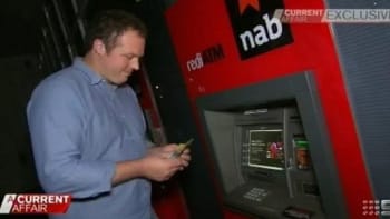 Muž vybral z rozbitého bankomatu přes 28 milionů korun a za čtyři měsíce už nic neměl. Za co všechno utratil?