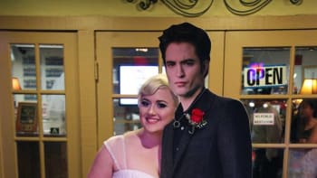Fanynka snímku Stmívání se vdala za papírovou postavičku Edwarda