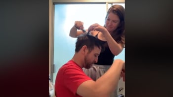 VIDEO: Žena ostříhala manželovi doma vlasy a úplně to zkazila. Neuvěříte, co mu zůstalo na hlavě
