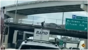 VIDEO: Muž zkoušel na kamionu předvést tanec z TikToku. Narazil do mostu a umřel