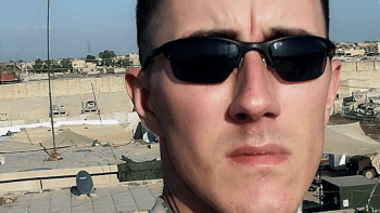 VIDEO: Voják se snažil spáchat sebevraždu. Pak ale uslyšel v křoví podezřelé zvuky, které mu zachránily život
