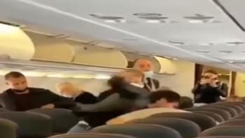 Muž začal mlátit cestujícího v letadle, protože se ho nechtěně dotkl. Proč ho to tolik naštvalo?