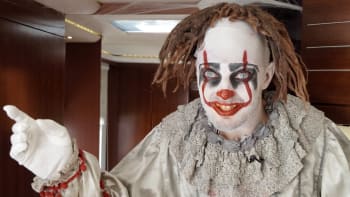 VIDEO: Český Pennywise v Prostřeno! Hostitelka před hororovým klaunem zabouchne dveře