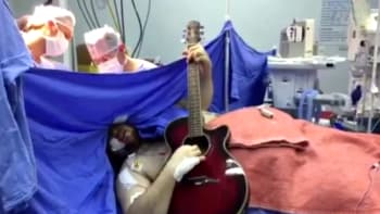 VIDEO: Chlap hraje na kytaru Yesterday, zatímco mu lékaři vyřezávají nádor z mozku