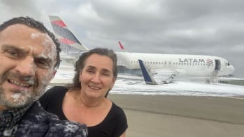 FOTO: Pár si udělal selfíčko poté, co přežil havárii letadla. Jak vypadá zvěčněná noční můra?