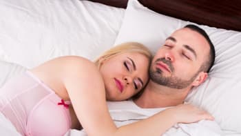 Pozice, ve které spíte prozradí, jak je na tom váš vztah. V jaké z těchto 5 poloh spíte?