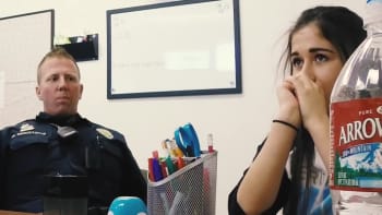 Studentka se rozplakala, když ředitel podal její telefon policistovi. Ten si rychle uvědomil, že se děje něco hodně zvláštního