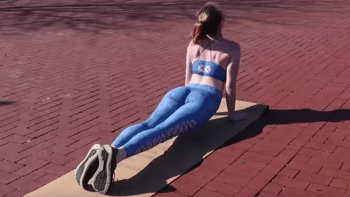 VIDEO: Žena šla na ulici cvičit jógu zcela NAHÁ! Jak reagovali kolemjdoucí na to, že nemá žádné oblečení?