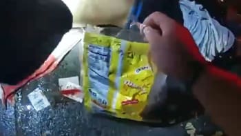 VIDEO: Policista použil pytlík chipsů, aby zachránil život pobodané oběti. Z těchto záběrů mrazí