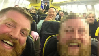 FOTO: Potkal svoje dvojče v letadle. A potom přes Twitter i trojče! Ta podoba je neuvěřitelná