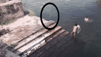 VIDEO: Kluci se koupali ve vodě, když se vedle nich zjevilo něco děsivého! Na koupaliště už v životě nevkročí...