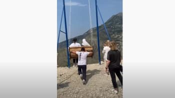 DĚSIVÉ VIDEO: Ženy se houpaly nad 2 kilometry hlubokou propastí. Pak se řetěz na houpačce přetrhl