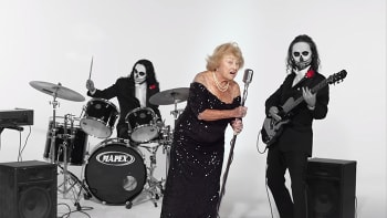 VIDEO: Žena, která přežila holocaust, se v 93 letech dala na death metal. Podívejte se, jak to tahle cool babča umí rozjet