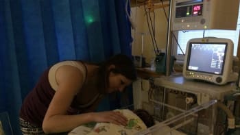 VIDEO: Nemocniční záběry matky hádající se s doktorem rozdělují Česko! Proč na ni byla zavolána policie?