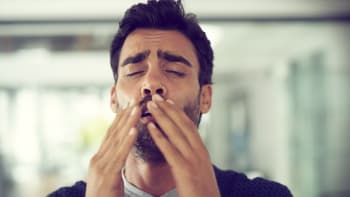 ODHALENO: Kýchání byste nikdy neměli zadržovat, varují lékaři. Jaká zdravotní rizika to přináší?