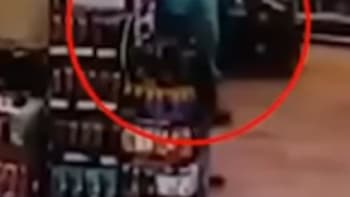 VIDEO: Týpek se pokadil při nakupování a pak se snažil schovat to pod mrazák. Tyhle záběry nepochopíte