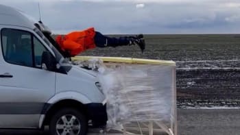 VIDEO: Týpci natáčeli nebezpečný experiment průletu rozjetým autem! Z těchto záběru mrazí