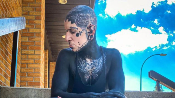 Týpek si vytvořil na tetování závislost 