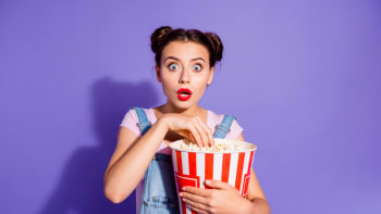 VIDEO: Týpek na TikToku odhalil, proč by si lidé v kině nikdy neměli kupovat střední popcorn. Co vám hrozí?