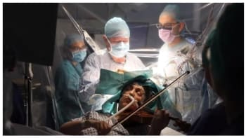 VIDEO: Pacientka hrála na housle, zatímco jí lékaři operovali mozek. Neuvěřitelnější záběry už dnes neuvidíte