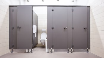 ODHALENO: Známe důvod, proč nejsou dveře od veřejných toalet až na zem. Proč tomu tak je?
