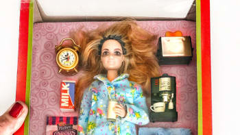 GALERIE: Žena vyrábí realistické Barbie panenky v koronavirové edici. Našli jste se v některé?