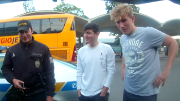 VIDEO: Prank roku?! Známí youtubeři předstírali, že prodávají na ulici drogy. Zatkla je nakonec policie?