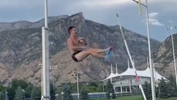 VIDEO: Atlet natočil přesný moment, kdy mu tyč při skoku probodla varlata! Tohle bolí